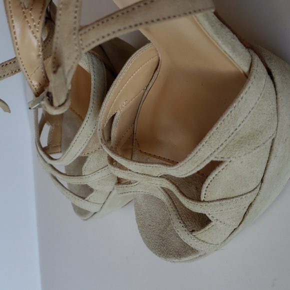 New Colin Stuart 4 1/2" suede cream heel size 7 NWT - Picture 6 of 9